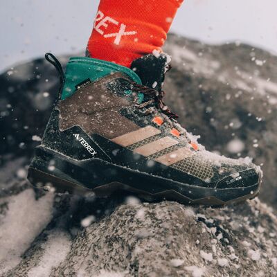 Adidas Chaussure de randonnée mi-montante Terrex Skychaser AX5 GORE-TEX CLIMAWARM+ Earth Strata / Trace Brown / Pure Teal 41 1/3 - Publicité Adidas Chaussure de randonnée mi-montante Terrex Skychaser AX5 GORE-TEX CLIMAWARM+ Earth Strata / Trace Brown / Pure Teal 41 1/3 - Publicité