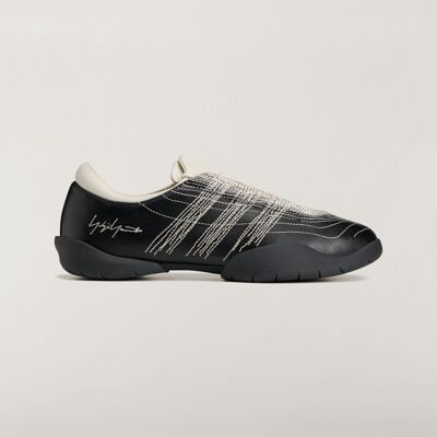 Adidas Chaussure Y-3 REGU Black / Alumina / Off White 46 - Publicité Adidas Chaussure Y-3 REGU Black / Alumina / Off White 46 - Publicité
