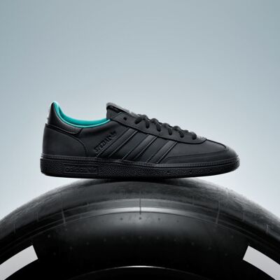 Adidas CHAUSSURE HANDBALL SPEZIAL MERCEDES Core Black / Core Black / Semi Mint Rush 39 1/3 - Publicité Adidas CHAUSSURE HANDBALL SPEZIAL MERCEDES Core Black / Core Black / Semi Mint Rush 39 1/3 - Publicité