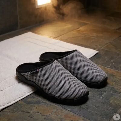 Airplum Chaussons mules résille Data - Homme - Gris - Publicité Airplum Chaussons mules résille Data - Homme - Gris - Publicité