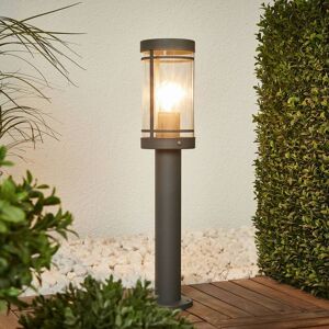 RETOURS GRATUITS & 50 jours pour changer d’avis ! La lampe pour socle Djori est très attrayante et dispose d'un abat-jour cylindrique transparent. Un excellent complément pour les extérieurs modernes. image
