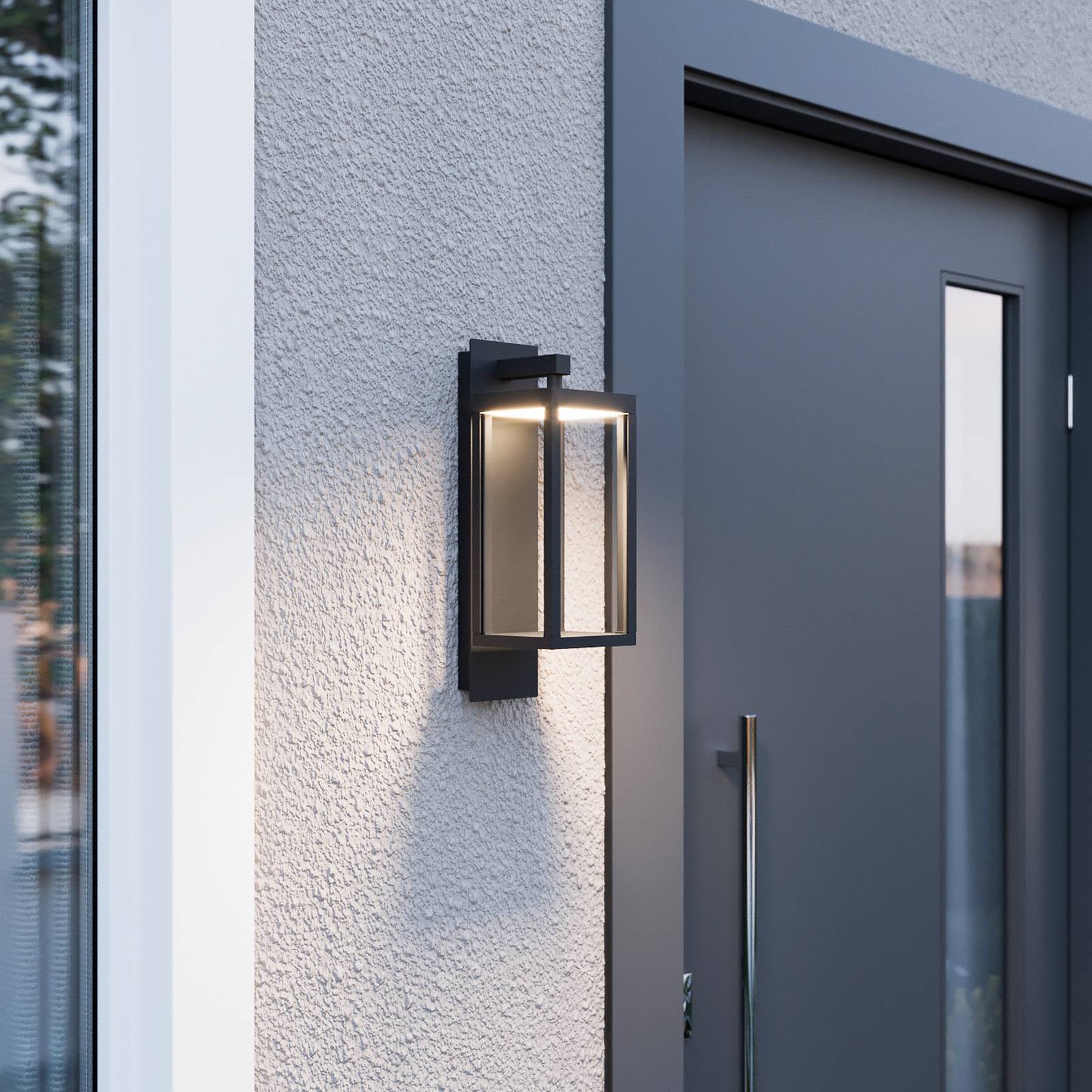 RETOURS GRATUITS & 50 jours pour changer d’avis ! L'applique d'extérieur LED Ferdinand est dotée d'un cadre métallique filigrane gris foncé et d'inserts en verre transparent. L'aspect est moderne et attrayant. La lumière est diffusée vers le bas et baigne l'environnement dans une lumière agréable - récompensée par le Red Dot Award 2018 image