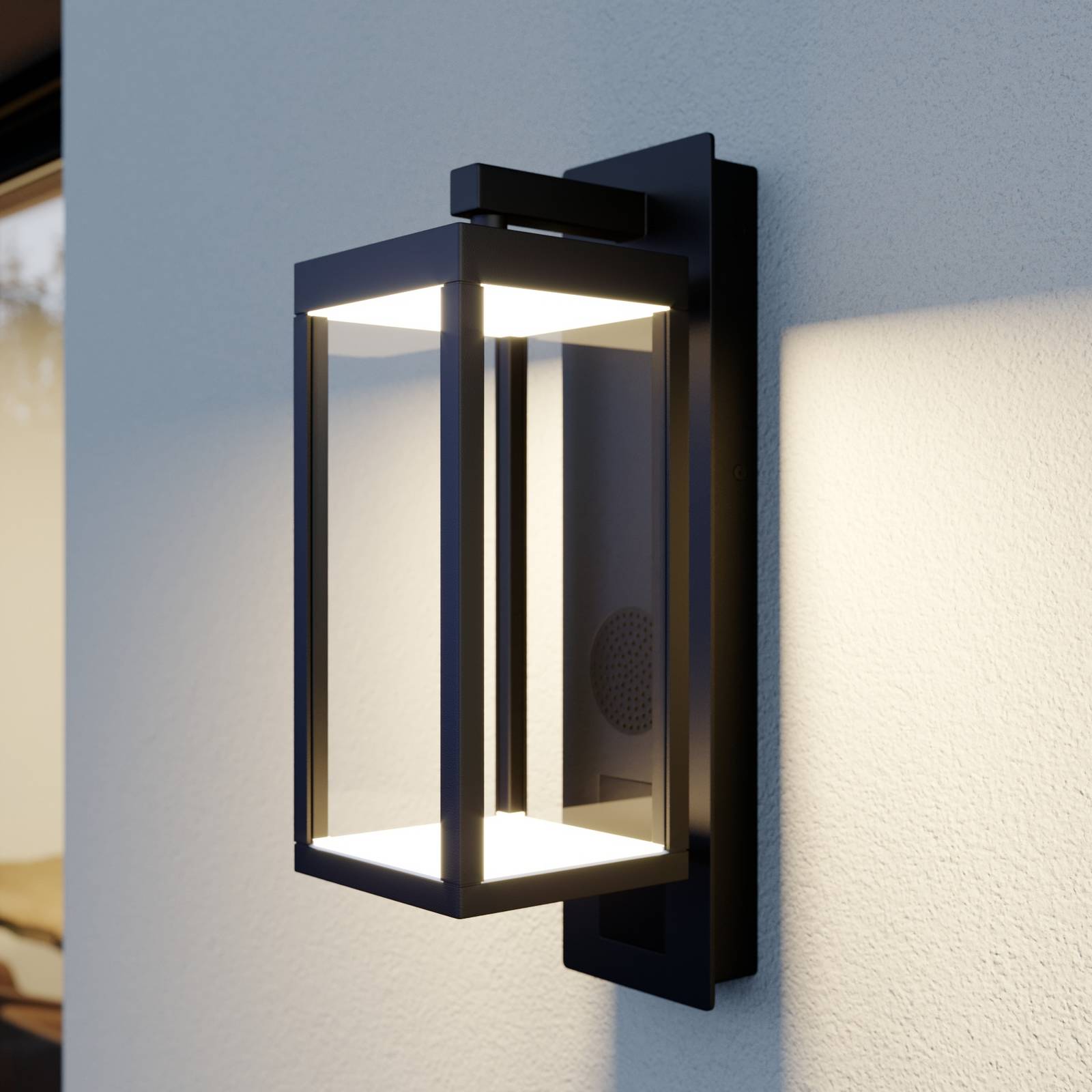 RETOURS GRATUITS & 50 jours pour changer d’avis ! L'applique d'extérieur LED Ditta au design moderne séduit par son look marquant et son haut-parleur intégré basé sur la technologie Bluetooth. La protection IP de ce luminaire le rend résistant aux intempéries et donc bien adapté à l'extérieur. image