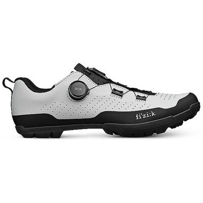 Fizik Chaussures de vélo VTT Terra Atlas gris clair 40 - Publicité Fizik Chaussures de vélo VTT Terra Atlas gris clair 40 - Publicité
