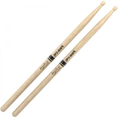 ProMark Shira Kashi Oak 2S Tommy Aldridge Wood Tip Drumsticks - Publicité ProMark Shira Kashi Oak 2S Tommy Aldridge Wood Tip Drumsticks - Publicité