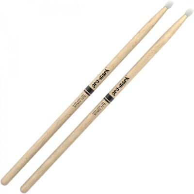 Promark Classic Attack 747B Shira Kashi Oak Drumsticks Nylon Tip - Publicité Promark Classic Attack 747B Shira Kashi Oak Drumsticks Nylon Tip - Publicité