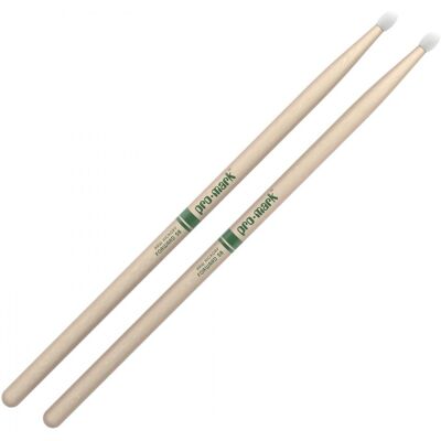 Promark Classic Forward 5B Raw Hickory Drumsticks Nylon Tip - Publicité Promark Classic Forward 5B Raw Hickory Drumsticks Nylon Tip - Publicité