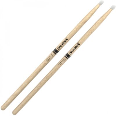 Promark Classic Attack 747 Shira Kashi Oak Drumsticks Nylon Tip - Publicité Promark Classic Attack 747 Shira Kashi Oak Drumsticks Nylon Tip - Publicité