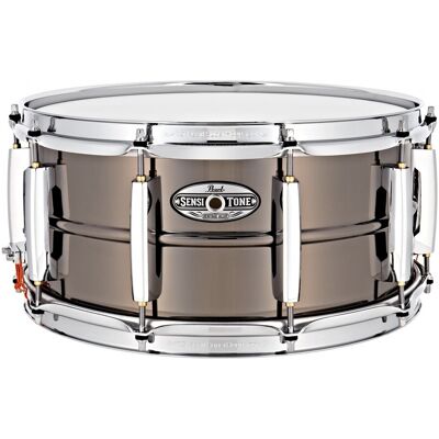 Pearl Sensitone Heritage 14" x 6.5" Brass Snare Drum Black Chrome - Publicité Pearl Sensitone Heritage 14" x 6.5" Brass Snare Drum Black Chrome - Publicité