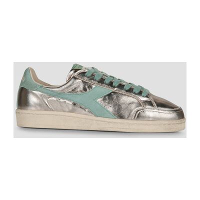 Baskets basses Diadora Prestige Metal Used Doré - Publicité Baskets basses Diadora Prestige Metal Used Doré - Publicité