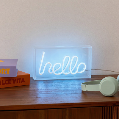 Atmosphera Lampe de table néon LED Hello bleu - 23 x 4 x 12,5 cm - Publicité Atmosphera Lampe de table néon LED Hello bleu - 23 x 4 x 12,5 cm - Publicité