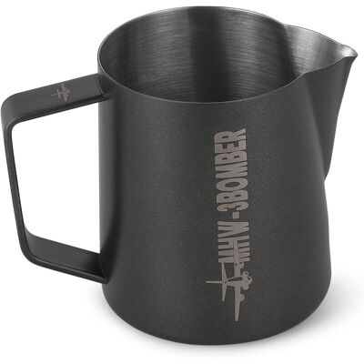 MHW-3BOMBER P5032B-OS 5.0 Pichet à latte art en acier inoxydable noir mat - 500 ml - Publicité MHW-3BOMBER P5032B-OS 5.0 Pichet à latte art en acier inoxydable noir mat - 500 ml - Publicité