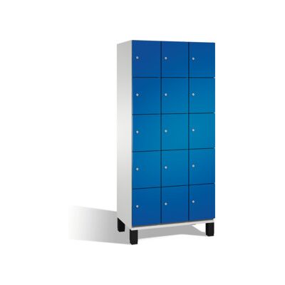 Cabinet C+P Cambio sur pieds, 15 compartiments, H1980xL900xP525mm Façade Gentiane avant bleu corps gris clair ; C + P Möbelsysteme (45104-30 S10020) - Publicité Cabinet C+P Cambio sur pieds, 15 compartiments, H1980xL900xP525mm Façade Gentiane avant bleu corps gris clair ; C + P Möbelsysteme (45104-30 S10020) - Publicité