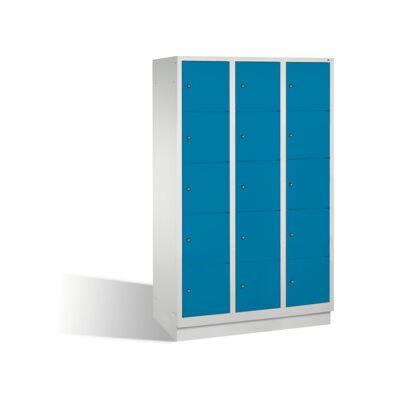 C+P Armoire à casiers Classic sur socle, 15 casiers, H1800×I1200×P500mm, façade bleu clair, corps gris clair ; C + P Möbelsysteme (8020-325 S10034) - Publicité C+P Armoire à casiers Classic sur socle, 15 casiers, H1800×I1200×P500mm, façade bleu clair, corps gris clair ; C + P Möbelsysteme (8020-325 S10034) - Publicité