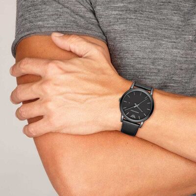 Montre Homme Emporio Armani En Cuir Noir Etanche Homme - Publicité Montre Homme Emporio Armani En Cuir Noir Etanche Homme - Publicité