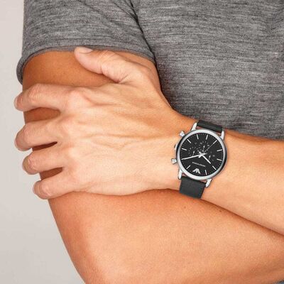Montre Homme Emporio Armani En Cuir Noir Etanche Homme - Publicité Montre Homme Emporio Armani En Cuir Noir Etanche Homme - Publicité