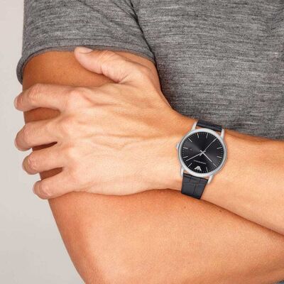 Montre Homme Emporio Armani En Cuir Noir Etanche Homme - Publicité Montre Homme Emporio Armani En Cuir Noir Etanche Homme - Publicité