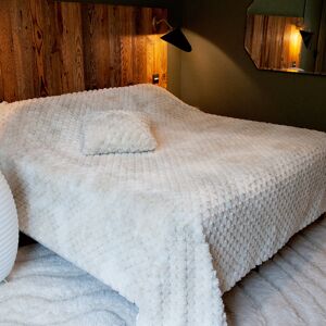 HomeMaison Plaid ou jeté de lit Imitation fourrure relief losange - Publicité HomeMaison Plaid ou jeté de lit Imitation fourrure relief losange - Publicité