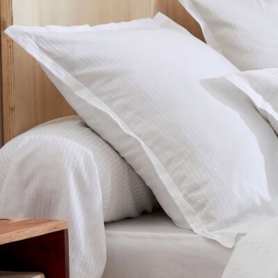 Housse de Coussin en Satin de Coton Blanc TRADILINGE - Style Hôtel - Publicité Housse de Coussin en Satin de Coton Blanc TRADILINGE - Style Hôtel - Publicité
