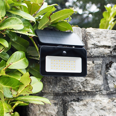 Watt & Home Projecteur solaire métal Odessa 100 lumens - Publicité Watt & Home Projecteur solaire métal Odessa 100 lumens - Publicité