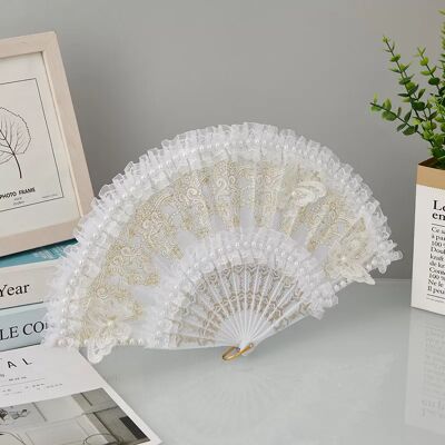 INF Éventail de Danse en Dentelle Blanche Élégant Accessoire de Photographie et Décoration Intérieure model 1 - Publicité INF Éventail de Danse en Dentelle Blanche Élégant Accessoire de Photographie et Décoration Intérieure model 1 - Publicité