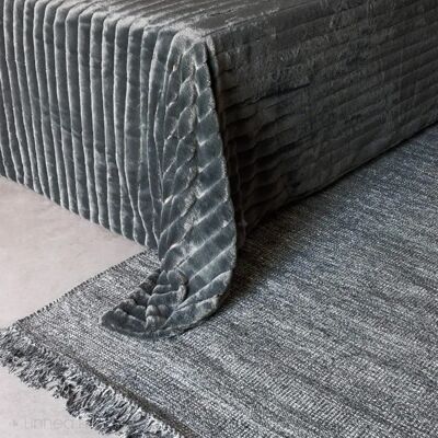 Linnea couvre-lit Hermine en fausse fourrure - Gris - Publicité Linnea couvre-lit Hermine en fausse fourrure - Gris - Publicité