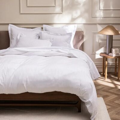 Coton Pur Drap Plat "Prestige" 100% Satin de coton Peigné avec fines rayures / 120 fils /cm² Coton Pu - Publicité Coton Pur Drap Plat "Prestige" 100% Satin de coton Peigné avec fines rayures / 120 fils /cm² Coton Pu - Publicité