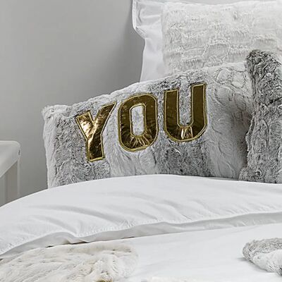 Les Ateliers du Linge Coussin fausse fourrure 100%polyester 420g chic - Publicité Les Ateliers du Linge Coussin fausse fourrure 100%polyester 420g chic - Publicité