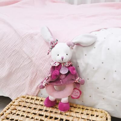 Linnea Doudou hochet lapin 19 cm collection LAPIN CERISE rose - Publicité Linnea Doudou hochet lapin 19 cm collection LAPIN CERISE rose - Publicité