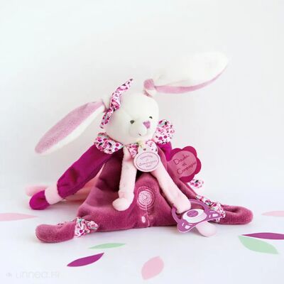 Linnea Doudou attache-sucette lapin 17 cm collection LAPIN CERISE rose - Publicité Linnea Doudou attache-sucette lapin 17 cm collection LAPIN CERISE rose - Publicité