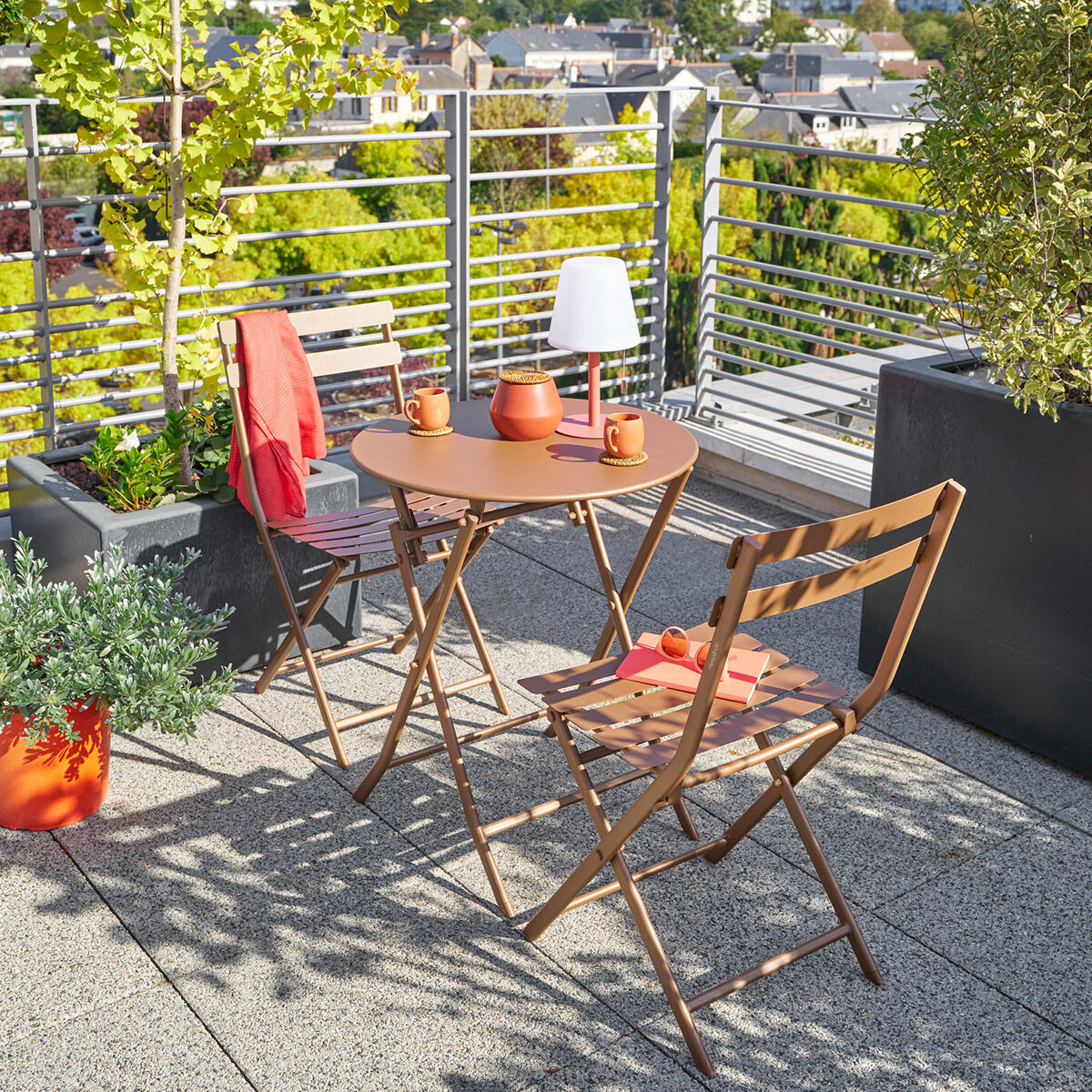 Table de jardin pliante ronde GREENSBORO Bronze 2 places - Acier traité époxy, Traitement antirouille renforcé Hespéride