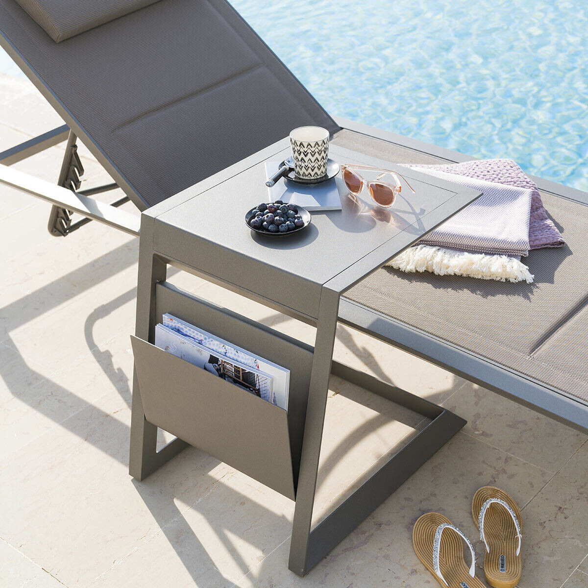 Table d'appoint de jardin carrée ALLURE Praline 55 x 45 cm - Aluminium traité époxy Hespéride