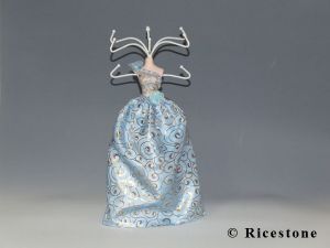 Ricestone 1e) Poupée porte bijoux, présentoir, mannequin de collier. Robe Bleue