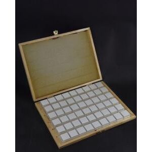 Ricestone 5b) Coffret de gemmologie avec 54x boites carrees tout plastique.