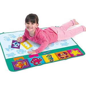 AquaDoodle Tomy gribouillage Officiel de coloriage et de Dessin, Tapis de Jeu à l'eau, Stylo Magique, Convient pour Les Tout-Petits et Les Enfants âgés de 18 Mois et Plus, E73255FR - Publicité AquaDoodle Tomy gribouillage Officiel de coloriage et de Dessin, Tapis de Jeu à l'eau, Stylo Magique, Convient pour Les Tout-Petits et Les Enfants âgés de 18 Mois et Plus, E73255FR - Publicité