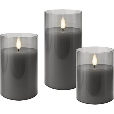 goobay Lot de 3 bougies LED avec fonction minuterie cire véritable dans un verre, gris transparent, mèche 3D, fonctionne sur piles, blanc chaud Bougie LED élégante pour une décoration sûre - Publicité goobay Lot de 3 bougies LED avec fonction minuterie cire véritable dans un verre, gris transparent, mèche 3D, fonctionne sur piles, blanc chaud Bougie LED élégante pour une décoration sûre - Publicité