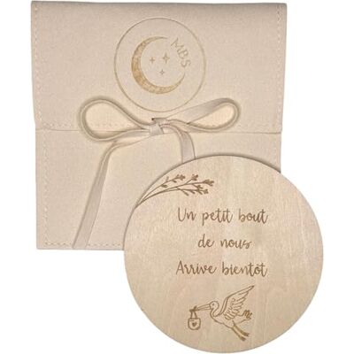 Moonbaby Un petit bout de nous arrive bientôt carte en bois annonce grossesse bébé avec sa pochette - Publicité Moonbaby Un petit bout de nous arrive bientôt carte en bois annonce grossesse bébé avec sa pochette - Publicité