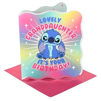 UK Greetings Disney Stitch Carte d'anniversaire pour petite-fille Cadeaux d'anniversaire Pour elle, fille, femme Avec enveloppe 15,9 x 18,4 cm - Publicité UK Greetings Disney Stitch Carte d'anniversaire pour petite-fille Cadeaux d'anniversaire Pour elle, fille, femme Avec enveloppe 15,9 x 18,4 cm - Publicité
