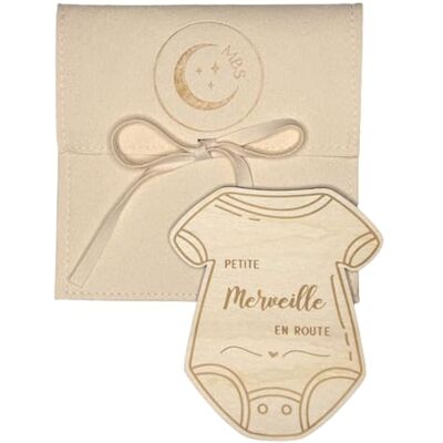 Moonbaby Carte en Bois Annonce Grossesse Bébé, Avec sa pochette,Petits pieds, Body Original - Publicité Moonbaby Carte en Bois Annonce Grossesse Bébé, Avec sa pochette,Petits pieds, Body Original - Publicité