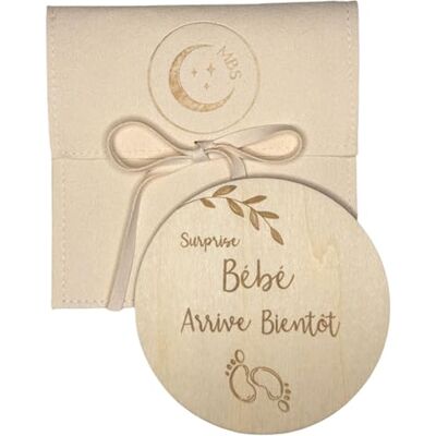 Moonbaby Surprise Bébé Arrive bientôt petits pieds, carte en bois annonce grossesse avec sa pochette - Publicité Moonbaby Surprise Bébé Arrive bientôt petits pieds, carte en bois annonce grossesse avec sa pochette - Publicité