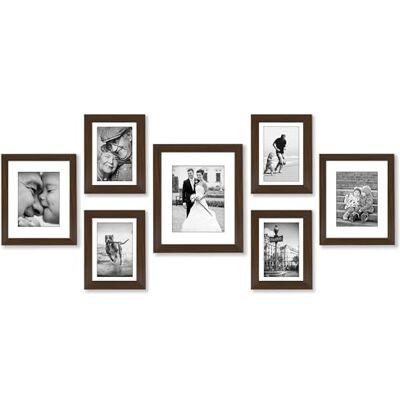 Americanflat Lot de 7 Cadres Photos Cadre Photo Multiple avec Un 28x36 cm, Deux 20x25 cm et Quatre 13x18 cm Décoration Murale et Collages avec Verre Résistant aux Chocs Noyer - Publicité Americanflat Lot de 7 Cadres Photos Cadre Photo Multiple avec Un 28x36 cm, Deux 20x25 cm et Quatre 13x18 cm Décoration Murale et Collages avec Verre Résistant aux Chocs Noyer - Publicité