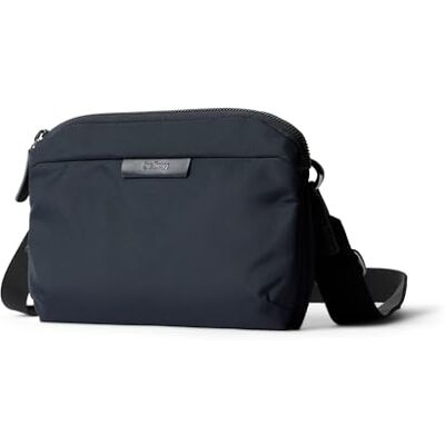 Bellroy Tokyo Side Bag (sacoche fine pour usage professionnel et quotidien) Navy - Publicité Bellroy Tokyo Side Bag (sacoche fine pour usage professionnel et quotidien) Navy - Publicité