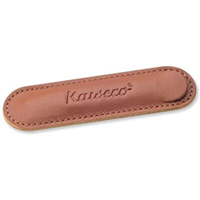 Kaweco Eco Brandy Étui en cuir pour stylo compatible avec la série Liliput I Étui d'écriture en cuir véritable avec beau gaufrage I Trousse à crayons chic et classique I Trousse à crayons 10,7 x 2,9 - Publicité Kaweco Eco Brandy Étui en cuir pour stylo compatible avec la série Liliput I Étui d'écriture en cuir véritable avec beau gaufrage I Trousse à crayons chic et classique I Trousse à crayons 10,7 x 2,9 - Publicité