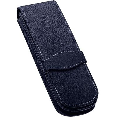 Online Étui en Cuir pour Deux Stylos, Trousse Elégante pour Toutes Les Marques, Cuir Véritable, Porte-Stylo Bleu, Cadeau pour Toute Occasion, Dimensions : (Lxlxh) 14,5 x 4,5 x 2,5 cm, pour 2 stylos - Publicité Online Étui en Cuir pour Deux Stylos, Trousse Elégante pour Toutes Les Marques, Cuir Véritable, Porte-Stylo Bleu, Cadeau pour Toute Occasion, Dimensions : (Lxlxh) 14,5 x 4,5 x 2,5 cm, pour 2 stylos - Publicité