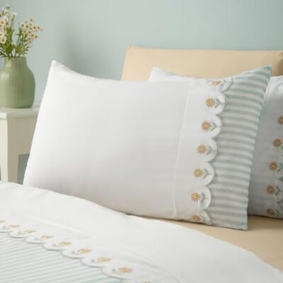 Catherine Lansfield Parure de lit Double brodée avec Housse de Couette et taies d'oreiller Motif Marguerites Vert Sauge - Publicité Catherine Lansfield Parure de lit Double brodée avec Housse de Couette et taies d'oreiller Motif Marguerites Vert Sauge - Publicité