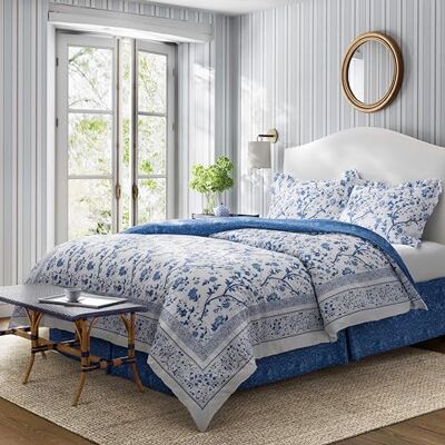 Laura Ashley Parure de lit pour très Grand lit en Coton avec taies d'oreiller et Jupe de lit Assortis, décoration d'intérieur élégante (Bleu Charlotte, très Grand lit) - Publicité Laura Ashley Parure de lit pour très Grand lit en Coton avec taies d'oreiller et Jupe de lit Assortis, décoration d'intérieur élégante (Bleu Charlotte, très Grand lit) - Publicité