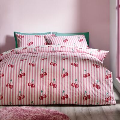 Catherine Lansfield Parure de lit réversible avec Housse de Couette et taies d'oreiller Motif Rayures Cerises Rose - Publicité Catherine Lansfield Parure de lit réversible avec Housse de Couette et taies d'oreiller Motif Rayures Cerises Rose - Publicité
