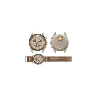 Montre de Poignet Moonswatch Omega x Swatch Saturn en Biocéramique - Publicité Montre de Poignet Moonswatch Omega x Swatch Saturn en Biocéramique - Publicité