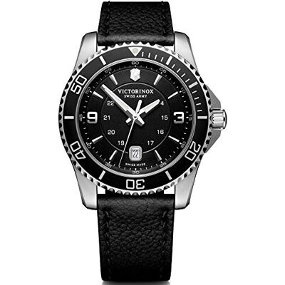 Victorinox Montre Homme Maverick Ø 43 mm, Swiss Made, Quartz Analogique, Étanche Jusqu’à 100 m, Verre Saphir, Bracelet Cuir, Noir - Publicité Victorinox Montre Homme Maverick Ø 43 mm, Swiss Made, Quartz Analogique, Étanche Jusqu’à 100 m, Verre Saphir, Bracelet Cuir, Noir - Publicité