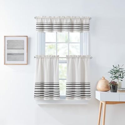 Curtainworks Lot de 3 Rideaux de Cuisine avec cantonnière filtrant la lumière, Rayures tissées mondiales, 71 x 91 cm, cantonnière de 142 x 35 cm (l x L), Rayures Blanches et Bleu Marine - Publicité Curtainworks Lot de 3 Rideaux de Cuisine avec cantonnière filtrant la lumière, Rayures tissées mondiales, 71 x 91 cm, cantonnière de 142 x 35 cm (l x L), Rayures Blanches et Bleu Marine - Publicité